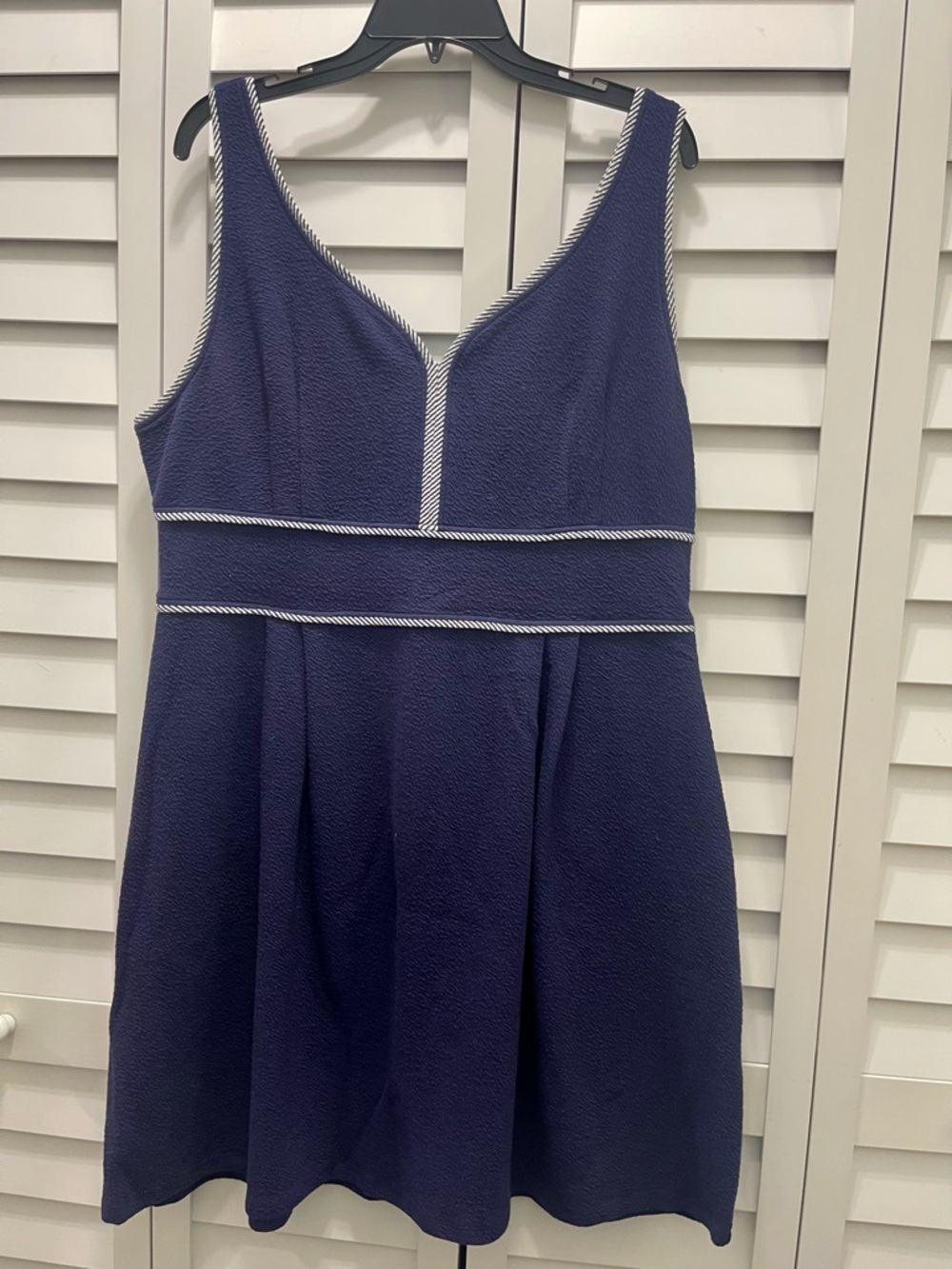 Sleeveless Navy V-Neck A-Line Dress with Contrast Trim